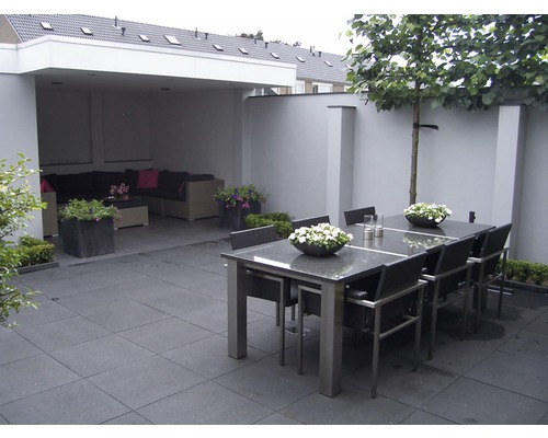 Aangelegde tuin met zithoek, eettafel en beplanting