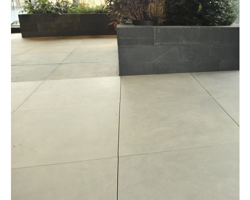 Tegelvloer met plantenbakken