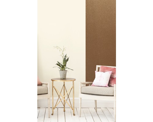 Woonkamer scène met twee stoelen, bijzettafel en decoratieve muurdecoratie