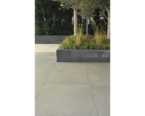 Buitenscène met grijze vloertegels en plantenbakken