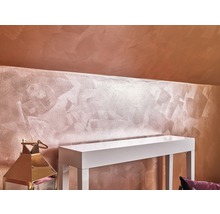 Wanddecoratie met metallic effectverf en witte consoletafel