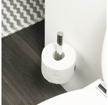 Toiletpapierhouder met toiletpapier aan de wand