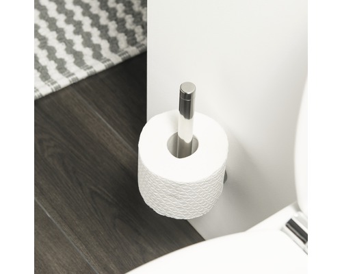 Toiletpapierhouder met toiletpapier aan de wand