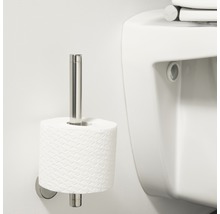 Metalen toiletpapierhouder met toiletpapier naast een toilet