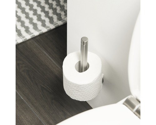 Toiletpapierhouder met rol aan de wand