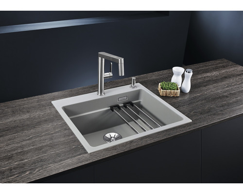 Keuken spoelbak met afdruiprek en kraan op een werkblad