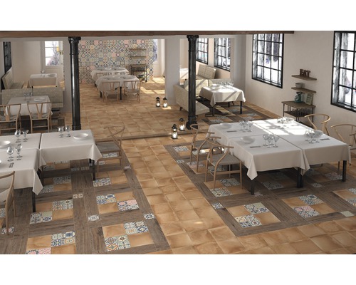Interieur van een restaurant met tafels, stoelen en een vloer van tegels en hout.
