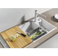 Keuken spoelbak met kraan, snijplank, groenteschaal en mes voor voedselbereiding