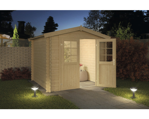 Houten tuinhuis met open dubbele deur en verlichting in de tuin