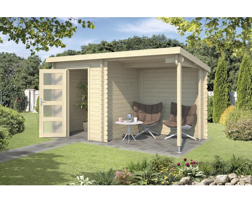 Houten tuinhuis met gedeeltelijk overdekt terras, tuinmeubilair en open deur