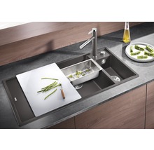 Keukenspoelbak met snijplank, afdruipbak en kraan op een aanrecht