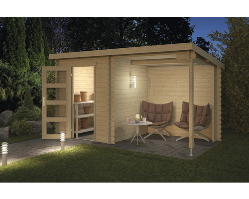 Tuinhuis met overdekt terras, stoelen en bloempotten op planken
