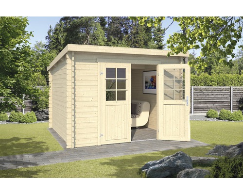 Houten tuinhuis met dubbele deur en ramen in de tuin