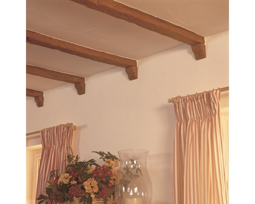 Interieur met houten balkenplafond, gordijnen en bloemdecoratie