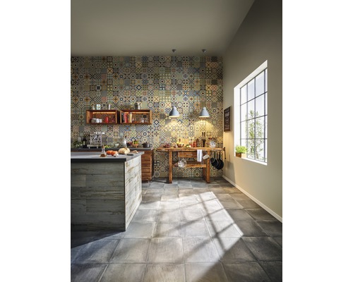 Lichte keuken met kookeiland, houten elementen, betegelde wand en groot raam