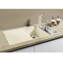 Beige keukenspoelbak met afdruiprek, gootsteen en kraan