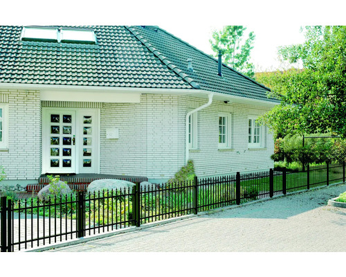 Huis aanzicht met metalen hek voor perceelafbakening