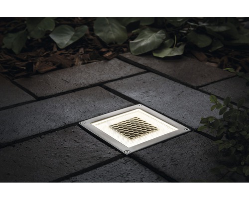 Grondinbouwspot op straatstenen buitenshuis