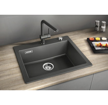 Spoelbak met kraan op een aanrecht