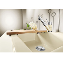 Spoelbak met snijplank en kraan in keukenontwerp