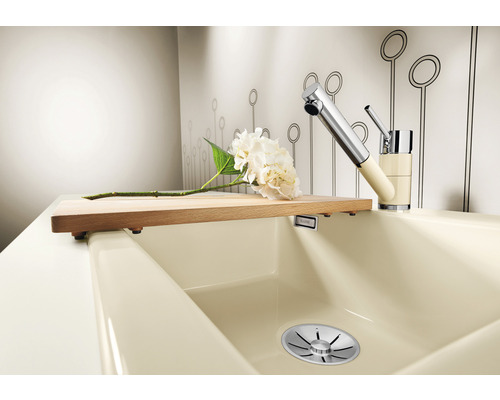 Spoelbak met snijplank en kraan in keukenontwerp