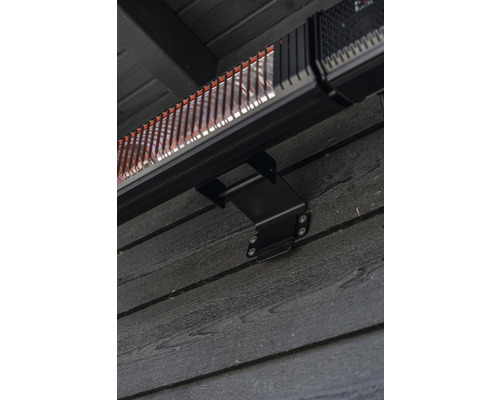 Detail van een gemonteerde terrasverwarmer aan een houten muur.