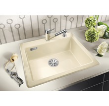 Beige gootsteen met kraan op een aanrecht