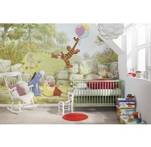 Kinderkamer met Winnie de Poeh behang, kinderbed en schommelstoel