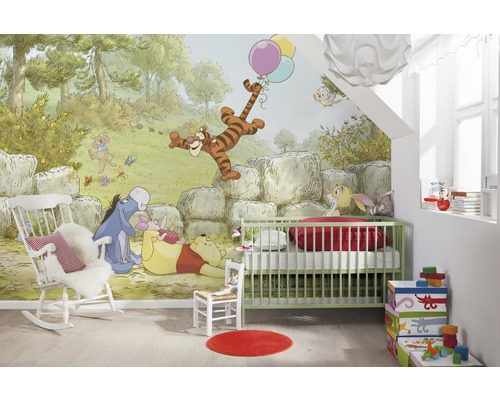 Kinderkamer met Winnie de Poeh behang, kinderbed en schommelstoel