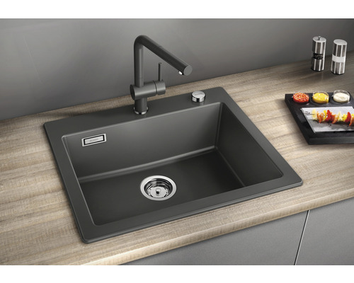 Spoelbak met kraan op een werkblad