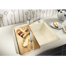 Spoelbak met snijplank en kraan op een aanrecht