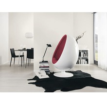 Lichte woonkamer met eivormige stoel, vloerkleed en eettafel