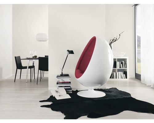 Lichte woonkamer met eivormige stoel, vloerkleed en eettafel