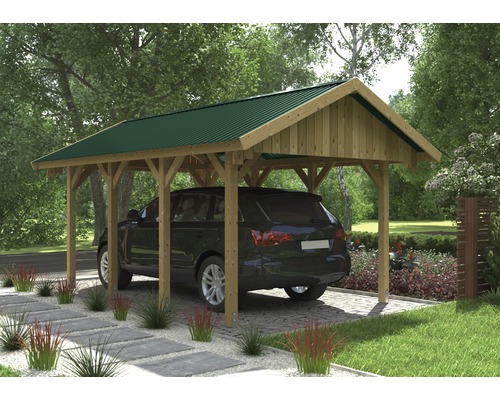 Houten carport met groen dak en auto