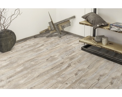 Interieur met lichte laminaatvloer in houtlook, rek en decoraties.