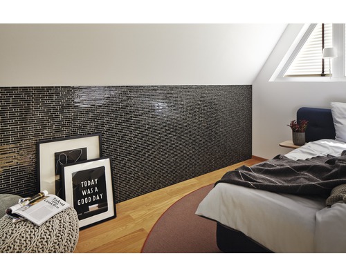 Slaapkamer met wandtegels, bed en decoratie