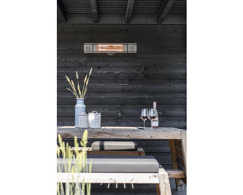 Terras met terrasverwarmer, houten tafel, banken en decoratie