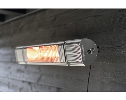 Wandgemonteerde terrasverwarmer met infraroodtechnologie aan een houten muur