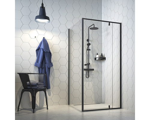 Badkamer met douchecabine, handdouche, hoofddouche, doucherek, lamp, badjas en stoel