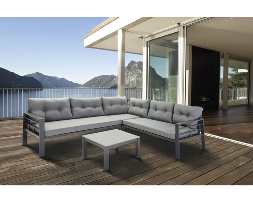 Hoekbank met tafel op een terras met uitzicht op het meer