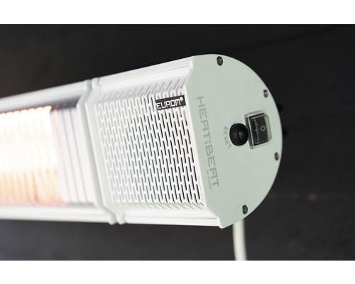 Close-up van een verwarming met het Eurom logo, resetknop en een schakelaar