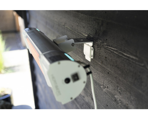 Close-up van een terrasverwarmer met beugel, gemonteerd op een houten muur.