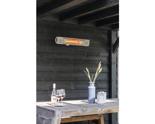 Terrasscène met terrasverwarmer, tafel en drankjes