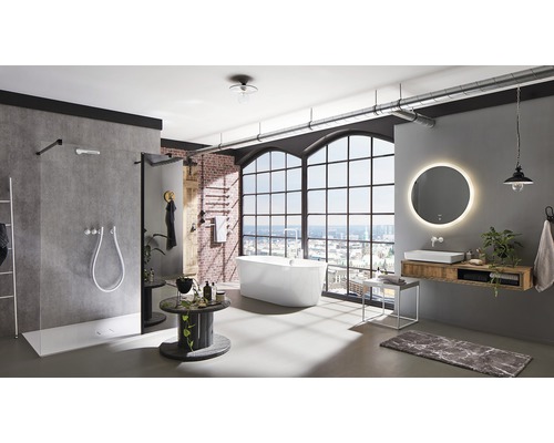 Badkamer in loftstijl met douche, bad, wastafel en groot raam