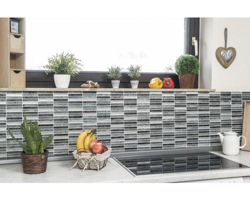 Keukenscène met mozaïektegelwand, vensterbank met decoratie en fruitmand