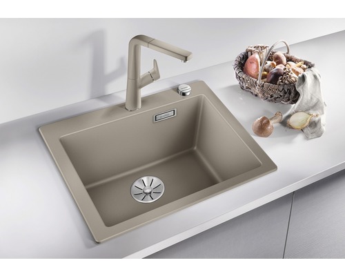 Spoelbak met kraan en groentemand