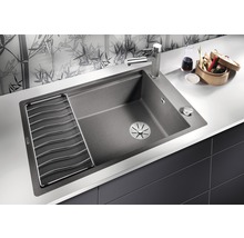 Spoelbak met afdruiprek, kraan en zeepdispenser op een werkblad