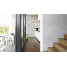 Interieur met bakstenen behang en houten vloer