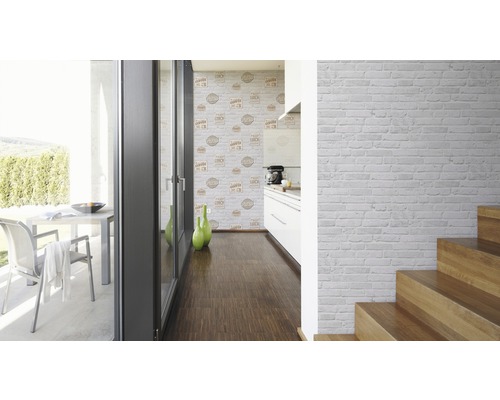 Interieur met bakstenen behang en houten vloer