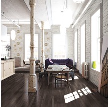 Ruime woonkamer met houten vloer, eettafel en decoratieve bakstenen muur